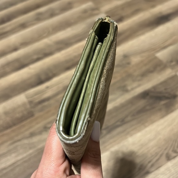 Gucci Wallet w/ Gift 🌺 - Picture 7 of 12